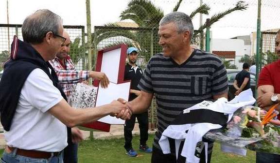رئيس الصفاقسي يكرم المدرب الارجنتيني نستور كلاوزن
