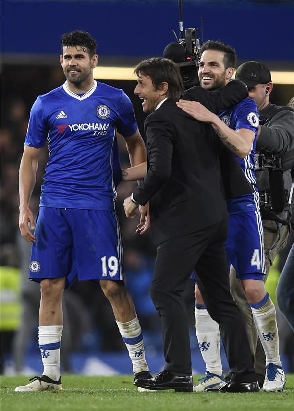 كونتي رفقة كوستا وفابريجاس