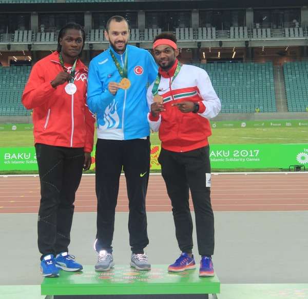 أندرو فيشر يسارًا والعماني بركات الحارثي يمينًا