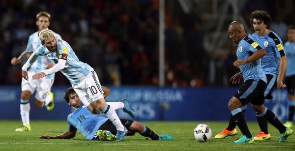 ميسي في مواجهة سابقة أمام أوروجواي