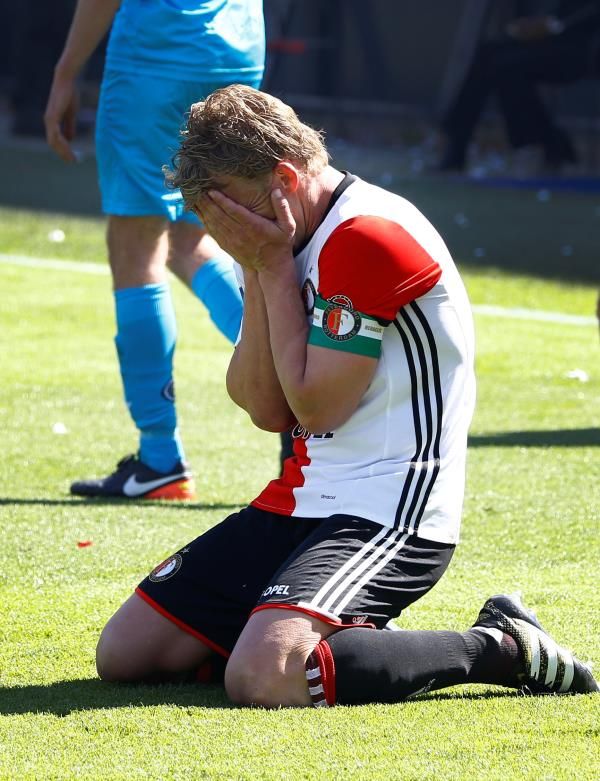 ديرك كاوت يودع الملاعب 