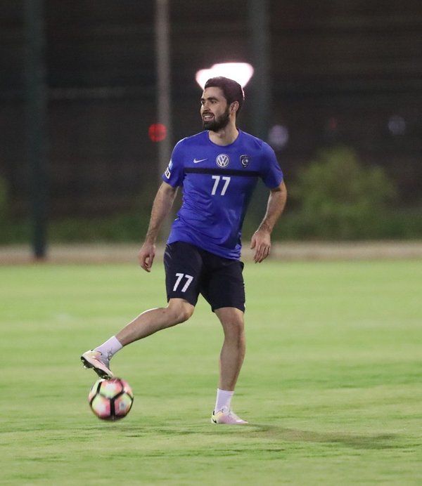 لاعب الهلال عمر خريبين في تدريبات اليوم