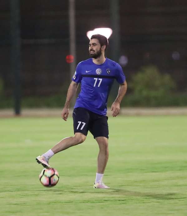 لاعب الهلال عمر خريبين في تدريبات اليوم