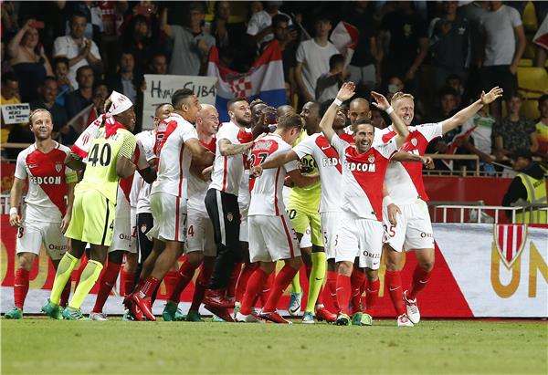 فرحة لاعبي موناكو بالتتويج