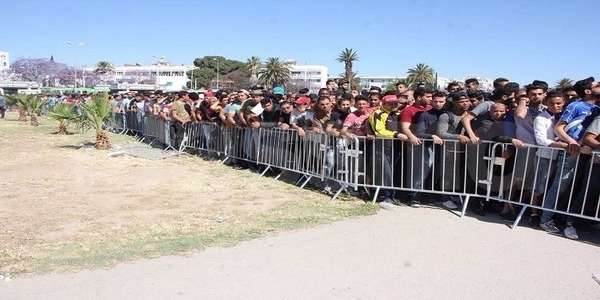 الجماهير خلال شراء التذاكر