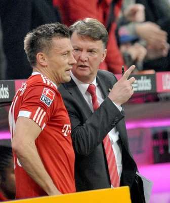 مدرب باييرن ميونيخ فان غال يعطي تعليماته للاعب ايفيكا اوليتش