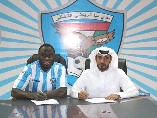 أثناء توقيع اللاعب