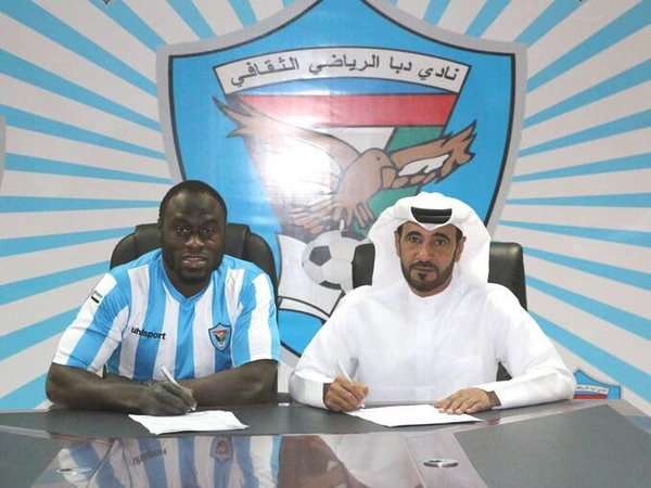 أثناء توقيع اللاعب