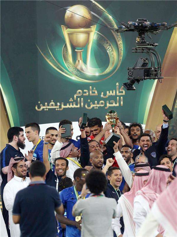 الهلال يتوج باللقب