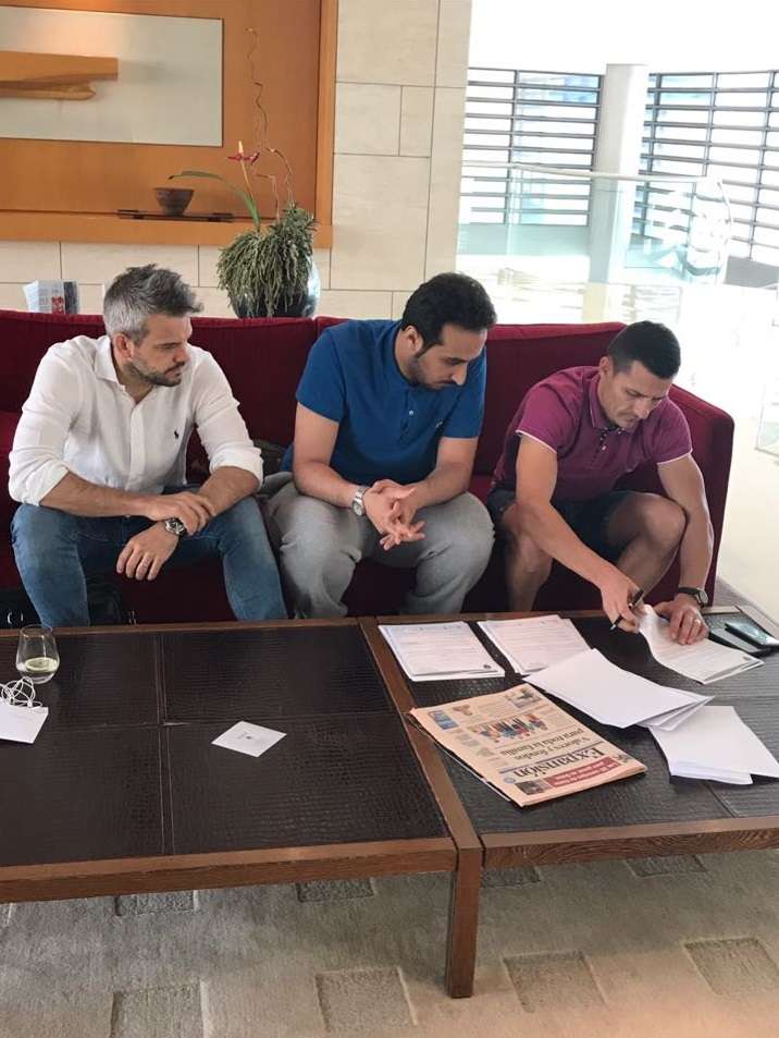 جانب من توقيع العقد