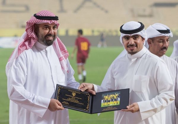 الشيخ خالد الفهد يكرم رجل الاعمال محمد البابطين