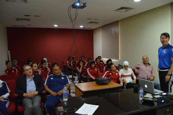 جانب من اللقاء بين المدرب واللاعبات