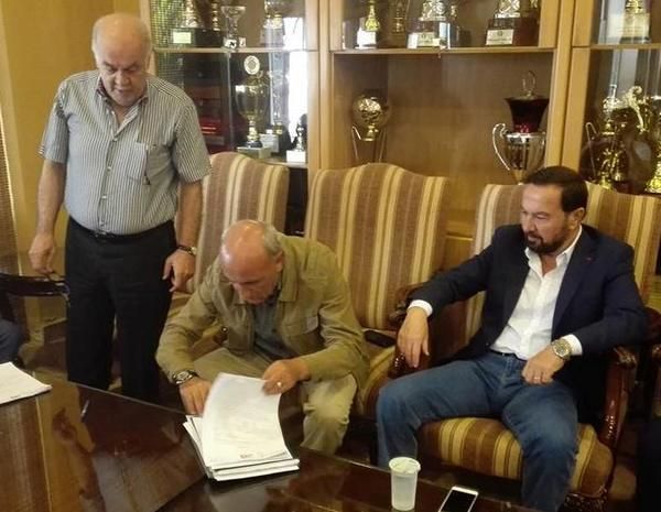 لحظة توقيع الترك بحضور سليم خير