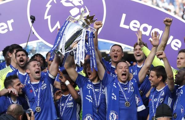 لاعبو تشيلسي يرفعون الكأس