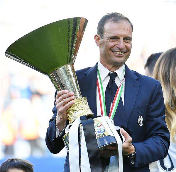 أليجري يحتفل بالتتويج