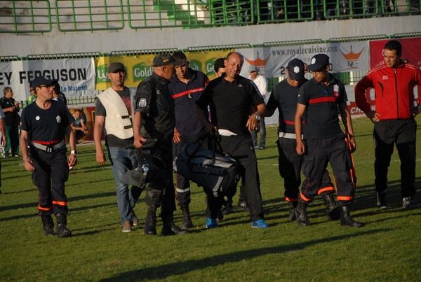 مدرب حمام الأنف يغادر الملعب تحت حراسة أمنية