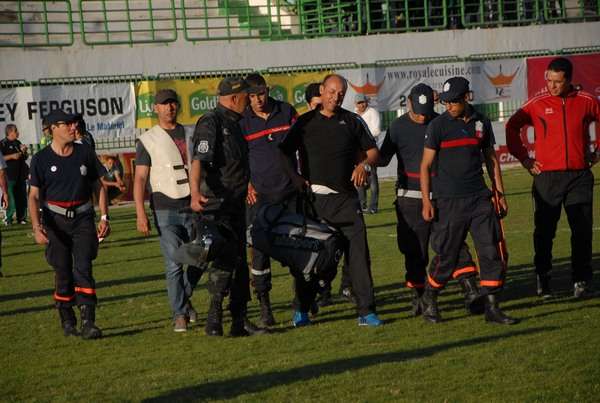 مدرب حمام الأنف يغادر الملعب تحت حراسة أمنية