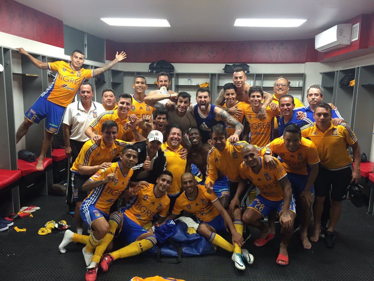 فرحة لاعبي تيجريس بالتأهل