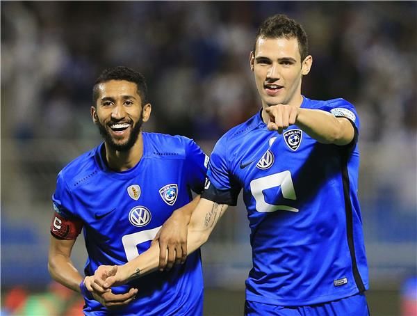 ليو بوناتيني إلى اليمين