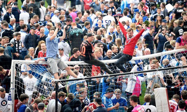 نزول الجماهير للملعب