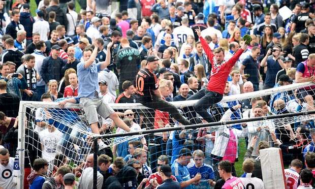 نزول الجماهير للملعب