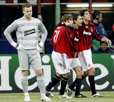 صورة أرشيفية للاعبي ميلان عام 2007
