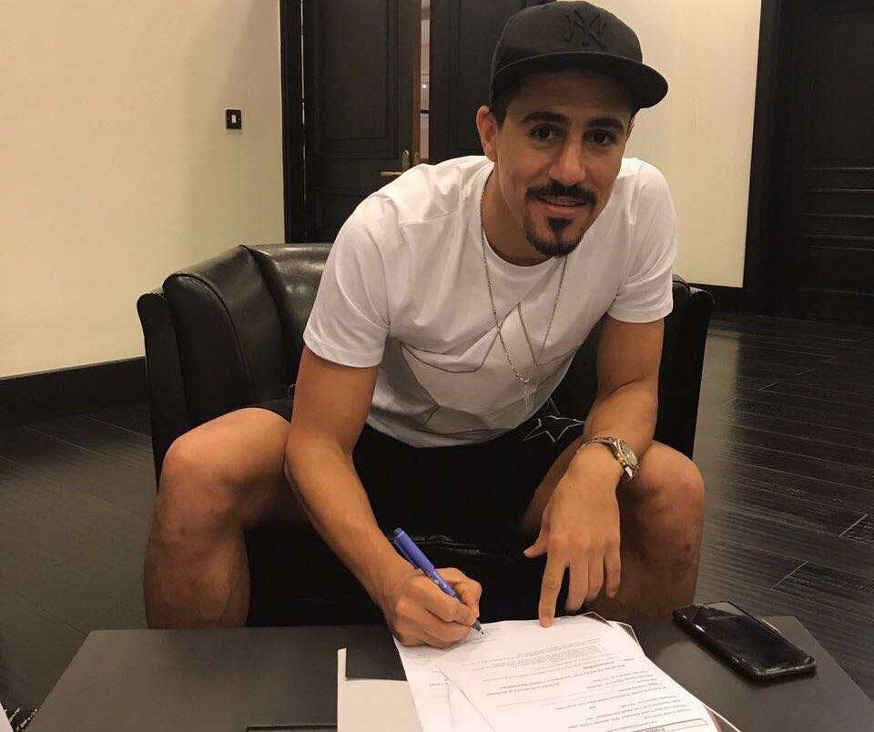 بغداد بونجاح يوقع على العقود