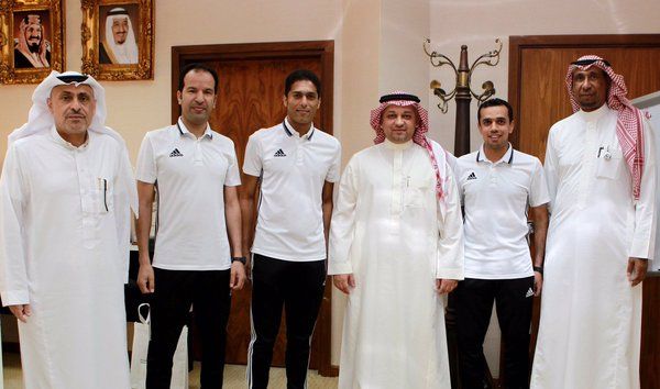 استقبال عزت لطاقم التحكيم