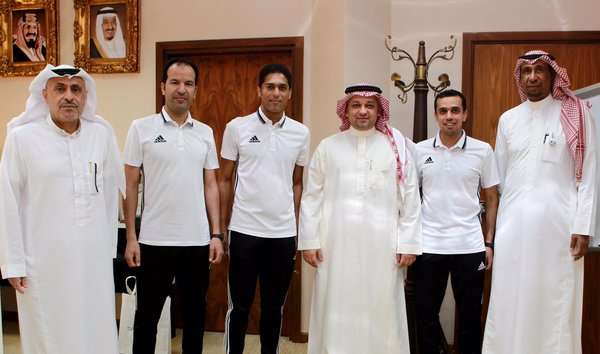 استقبال عزت لطاقم التحكيم