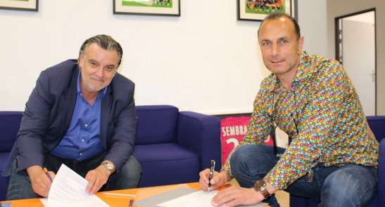 جانب من توقيع ميشيل دير زاكاريان