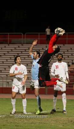 حارس فريق الرفاع يتصدى لأحدى الكرات