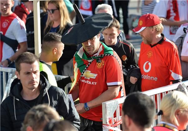 الجماهير خارج ملعب "فريندز أرينا"