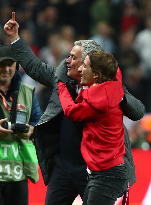 فرحة مورينيو وإبنه بلقب الدوري الأوروبي