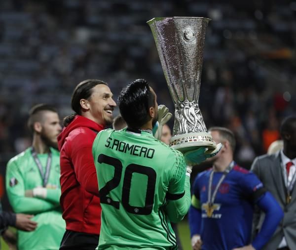 إبراهيموفيتش يحتفل مع فريقه