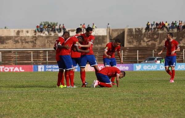 فرحة لاعبي الأهلي المصري بالفوز على القطن