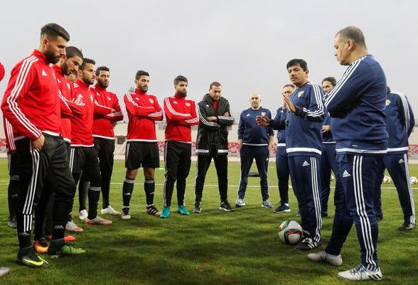 المسفر يتحدث للاعبين في تدريبات اليوم