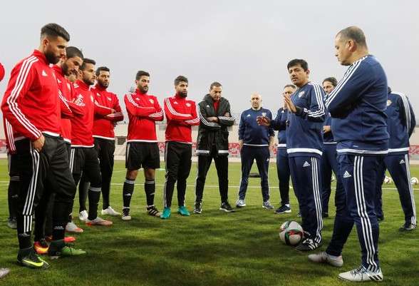 المسفر يتحدث للاعبين في تدريبات اليوم