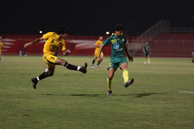 لاعب فريق الأهلي عباس عياد خلال احدى الهجمات