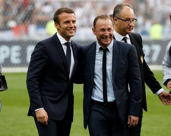 ماكرون خلال نزوله أرض الملعب