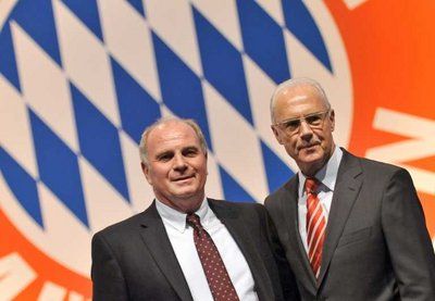 الرئيس الحالي للبايرن  أولي هونيس وبجواره الأسطورة فرانز بيكنباور