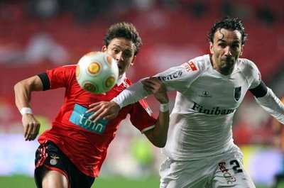 كيرسون مهاجم بنفيكا يصارع ميرليس لاعب جيماريش للحاق بالكرة