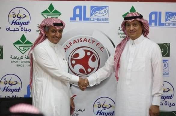 جانب من تجديد التعاقد