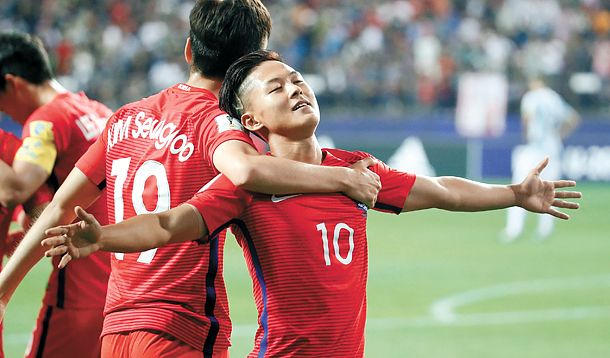 منتخب كوريا الجنوبية بعد فوزه على الأرجنتين