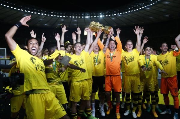 لاعبو بوروسيا دورتموند عقب التتويج