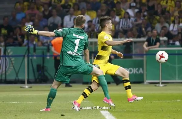 ?i=reuters%2f2017-05-27%2f2017-05-27t202739z_138918459_mt1aci14799358_rtrmadp_3_soccer-germany-cup-final_reuters