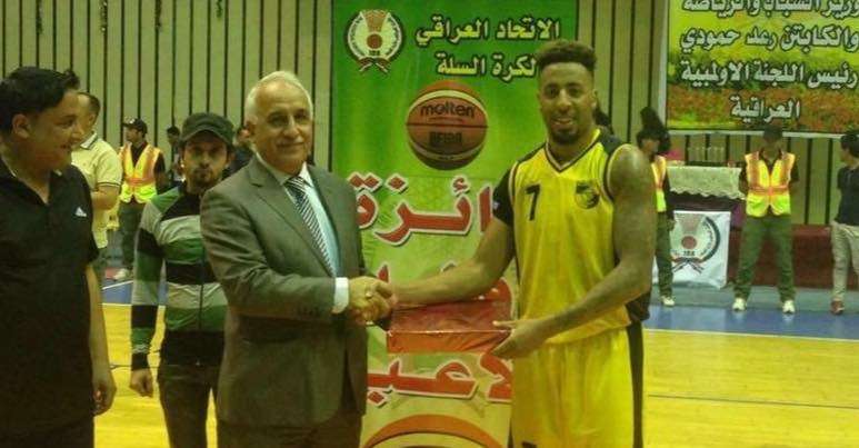 خالد نجم يصافح أحد اللاعبين المحترفين