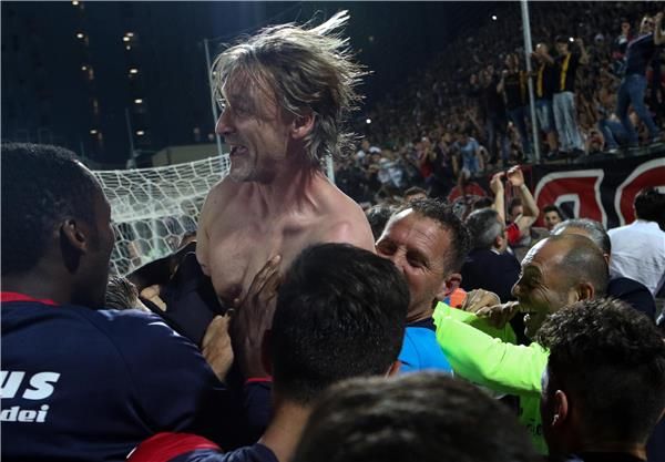 فرحة نيكولا بتحقيق البقاء