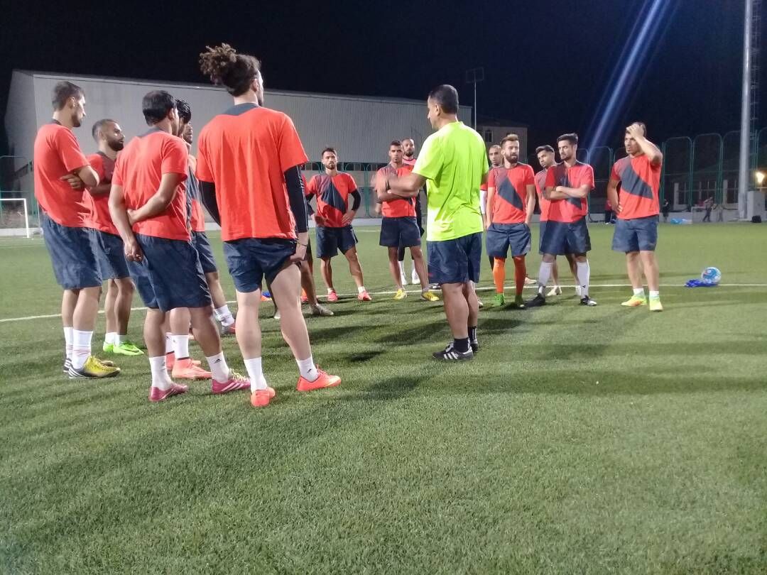 لاعبو الوحدة خلال المران