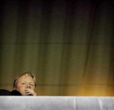 كومان مدرب الكمار شاهد المباراة من منصة الملعب