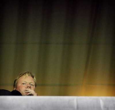 كومان مدرب الكمار شاهد المباراة من منصة الملعب